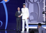平博体育官网-关于霍楠：会发牌&amp;三分中锋极具价值，预测杨瀚森27或30签被选中的信息