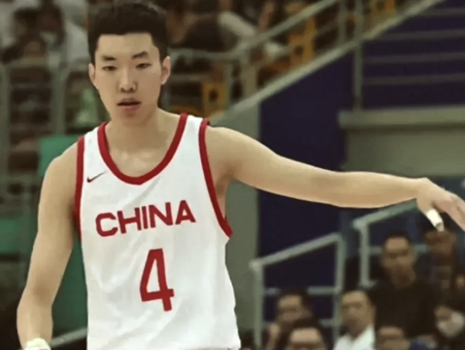 昆明男篮球员表现神勇，轻松取胜