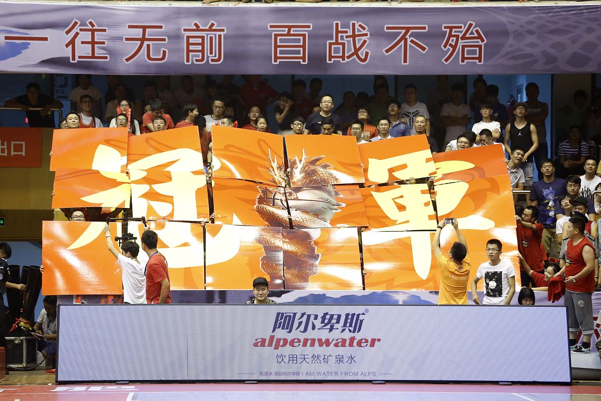 热血对战带来挑战，球场上的悬念不断