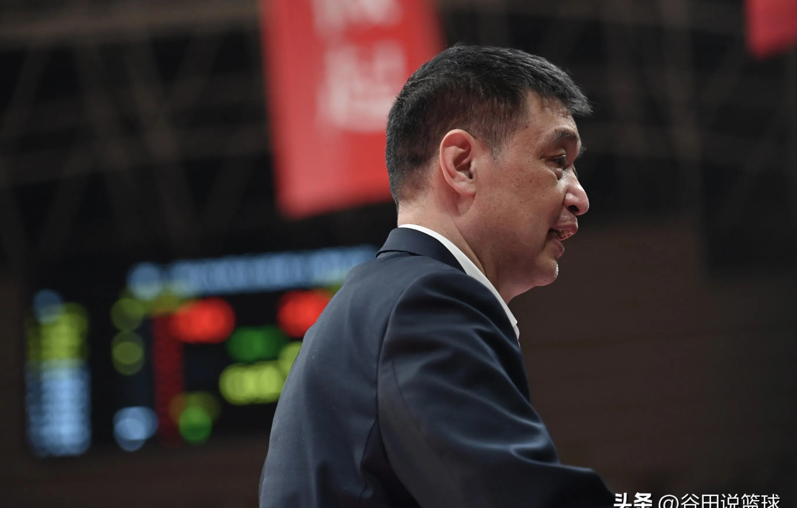 包含球队主帅因战术调整备受争议，粉丝纷纷质疑的词条