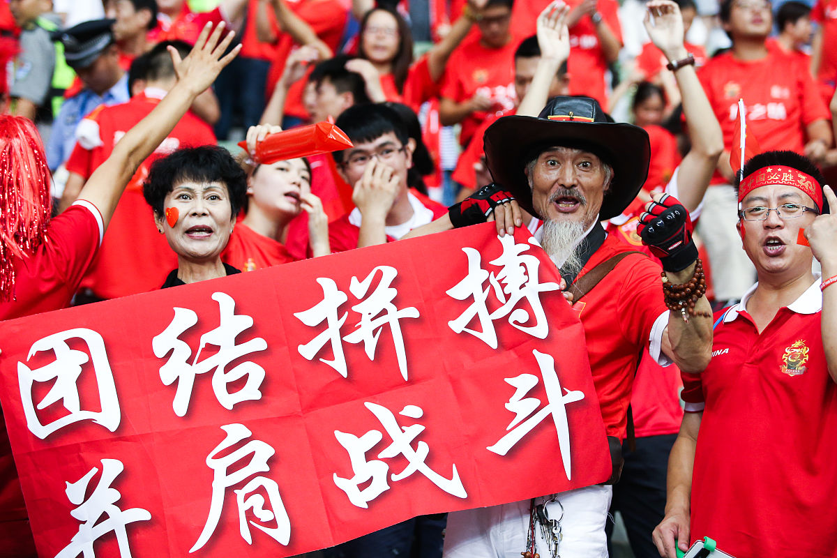 队员奋力拼搏，为球队取得胜利尽心尽力