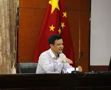 晒华侨大学刘唯一远投三分瞬间并配文手起刀落的简单介绍
