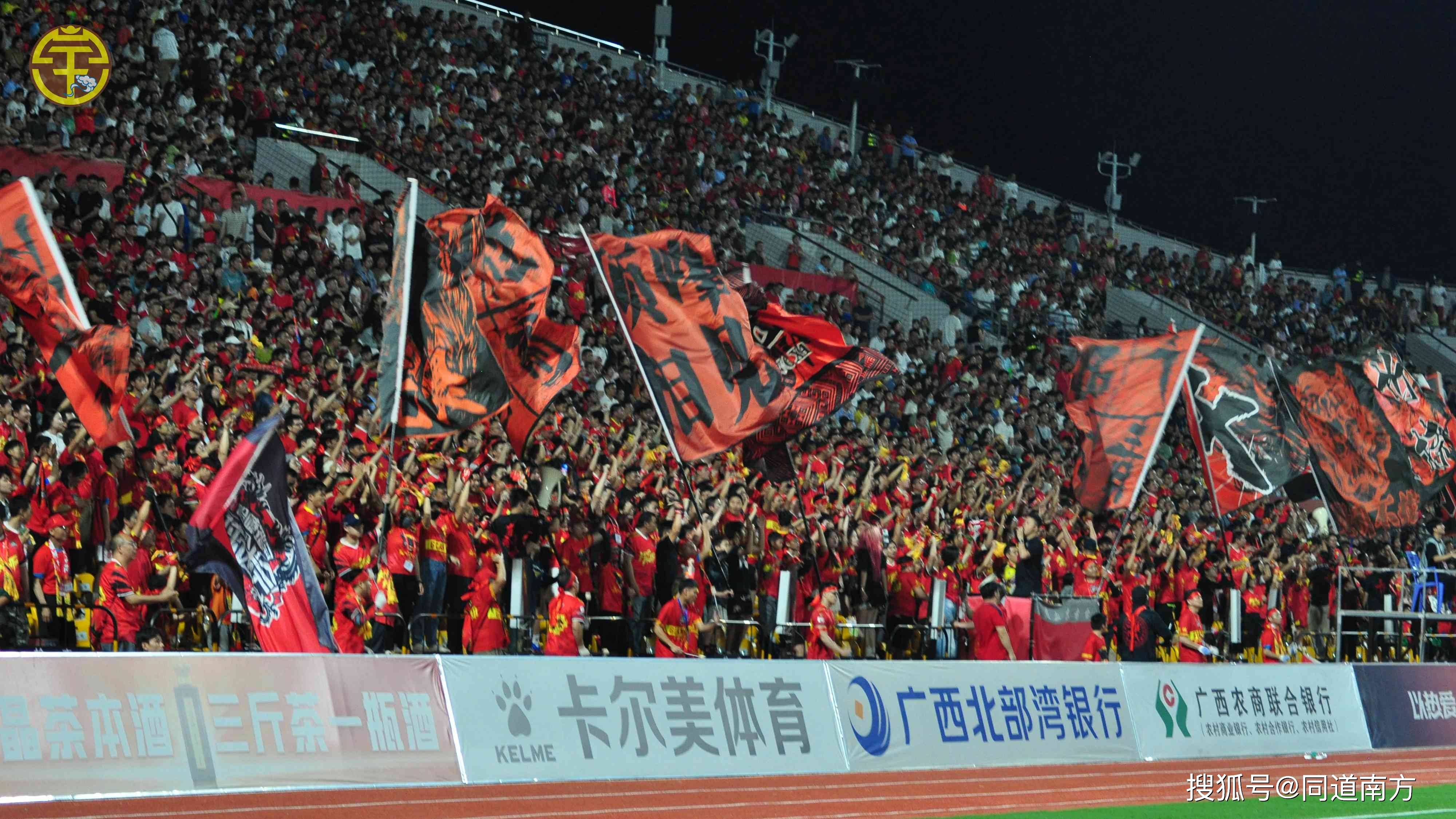 关于阿尔希拉尔主场氛围火爆，球迷热情助阵的信息