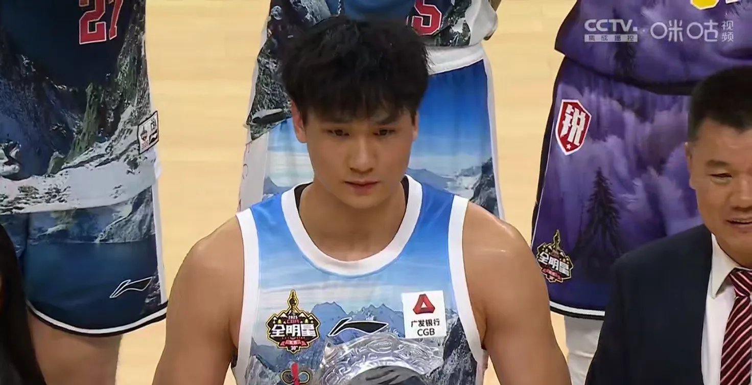FIBA三篮官方晒精彩瞬间：这里是禁飞区，吴星锐献上空中封盖