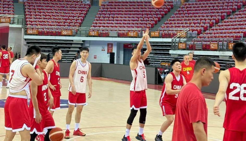 关于中国男篮宣布裁员：徐昕与刘金雨离队返回俱乐部的信息