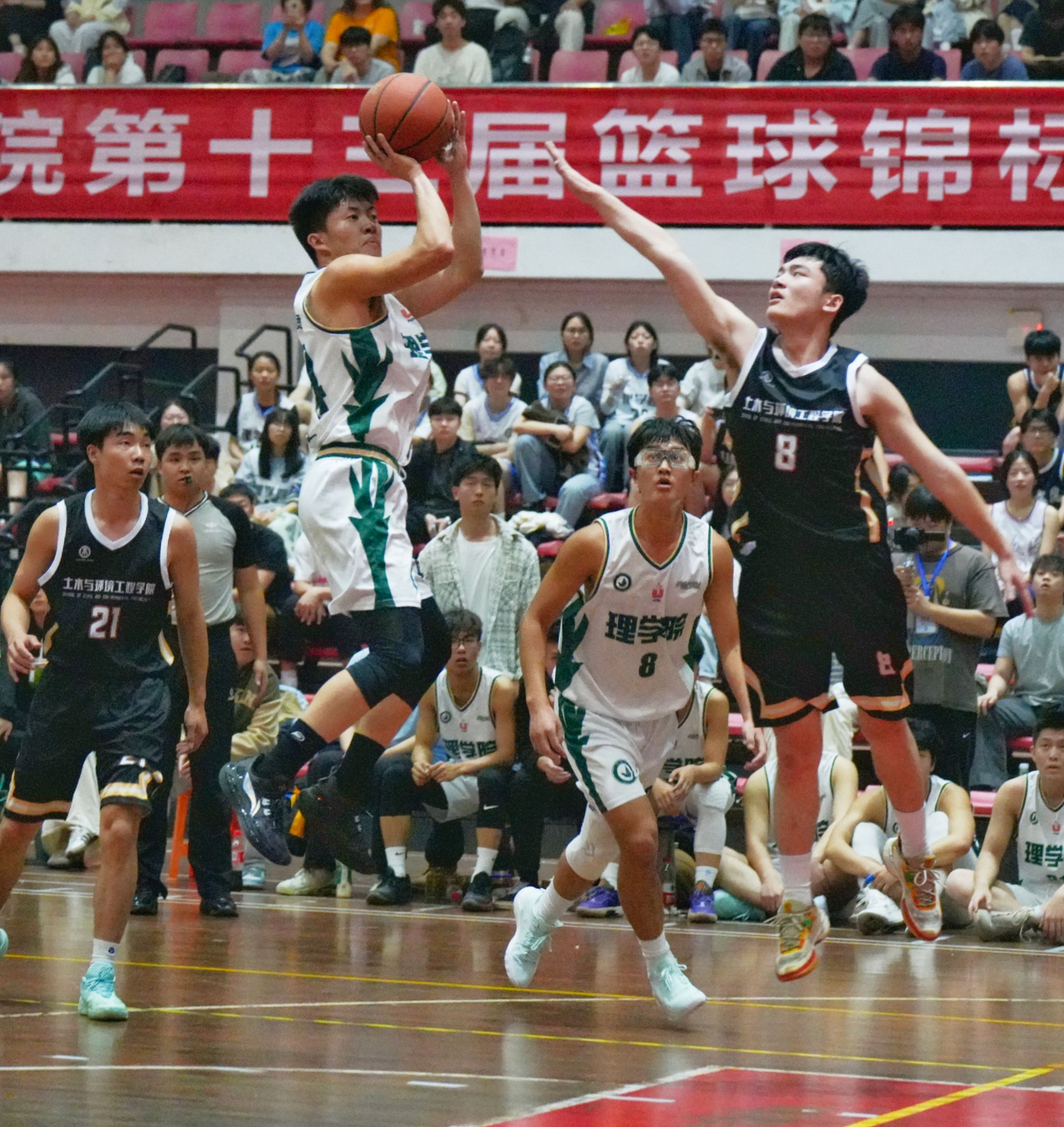 关于世界杯篮球赛开幕式引发观众热情欢呼的信息